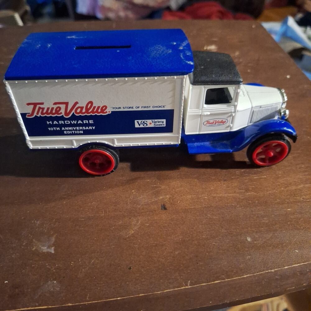 ERTL 1931 DELIVERY TRUCK BANK TRUE VALUE HARDWARE 10TH EDITION
